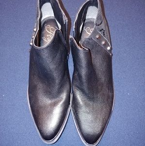 Black Fergie booties